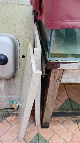 Bancada de granito itauna medindo 0,85 x 0,58