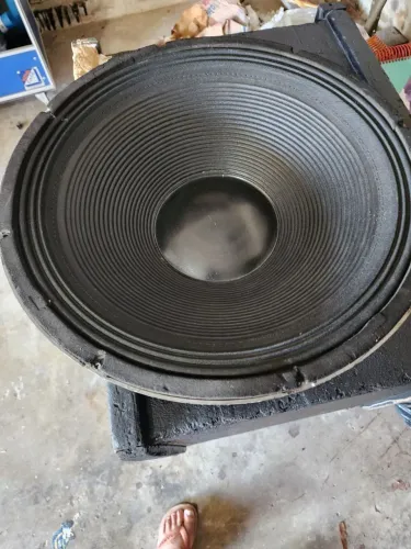 Alto-falante JBL 18 polegadas 1.200 RMS