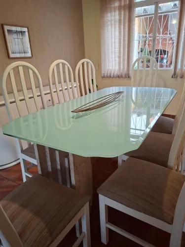 Mesa de jantar 8 lugares, vidro 10 mm, bisotê com envelopamento jateado Base travertino.r