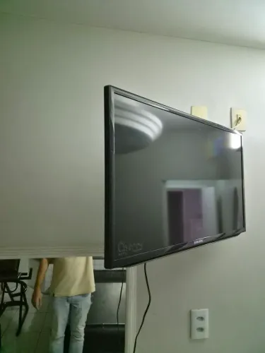 TV Samsung 32 Polegadas Convencional + Controle e Suporte de Parede