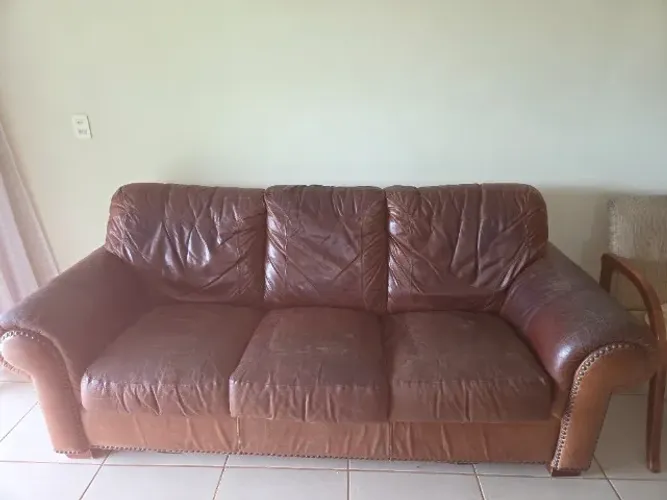 Sofa de couro legítimo 3 lugares