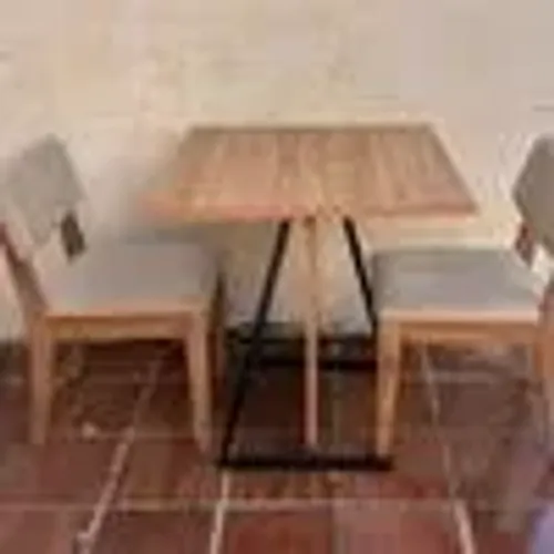 MESA COM 2 CADEIRAS