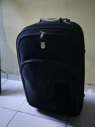 VENDO MALA PARA VIAGEM PRETA EM BOM ESTADO DE USO