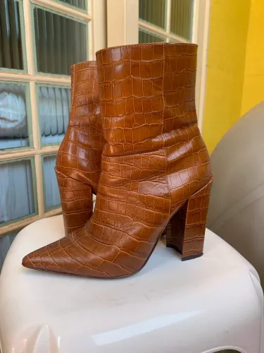 bota Luiza Barcelos