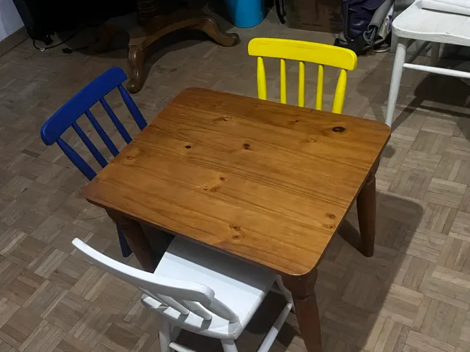 Mesa Infantil Tok&Stok com 3 cadeiras.
