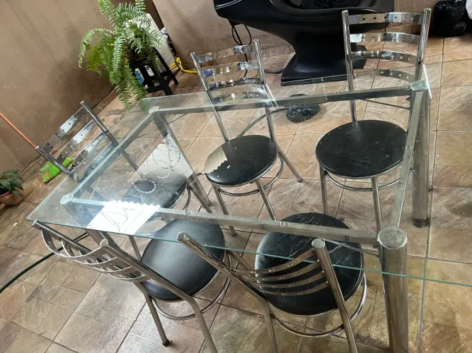 Mesa com  com 3 cadeiras 