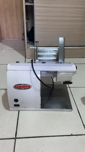 Máquina de cortar Frios BERMAR USADA 