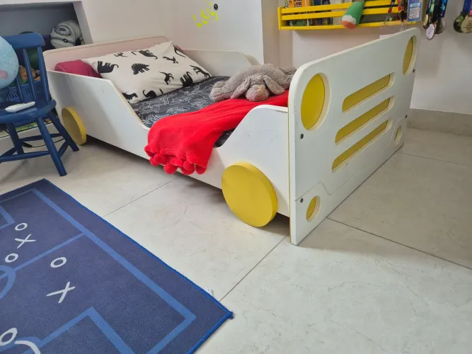 Cama infantil Jeep Tok Stok - com colchão (em ótimo estado) incluso!