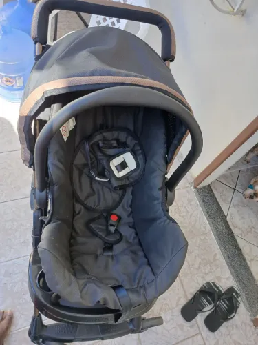 Carrinho de bebê com bebê conforto