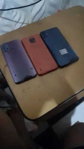 3 celulares com tela quebrada