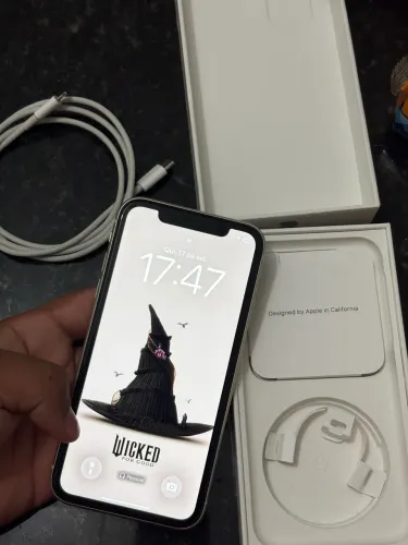 iPhone 11 branco 128 Gigabytes + 6 capinhas, único dono 