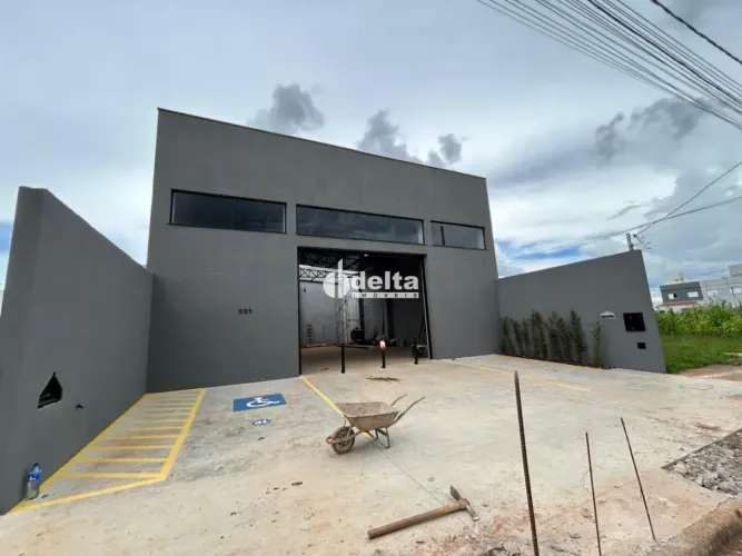Galpão comercial em ótima localização disponível para locação no bairro Novo Mundo em Uber