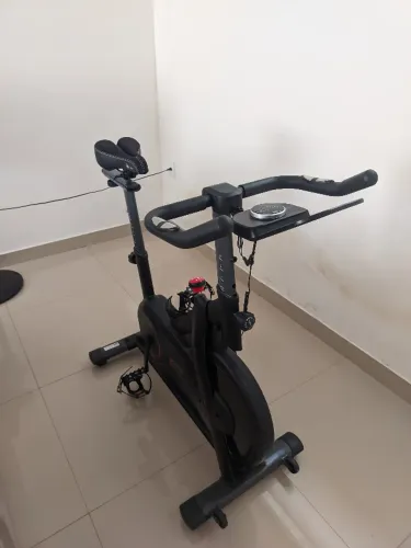 Bicicleta Ergométrica Spinning Magnética Silenciosa VS2 Vollo Roda de Inércia 8kg Suporta