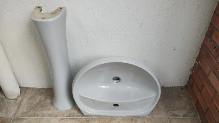 Pia cinza com pedestal usada