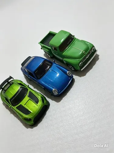 3 Carros de tamanho médio, com portas abriveis, e que andam sozinho, ao puxar para trás