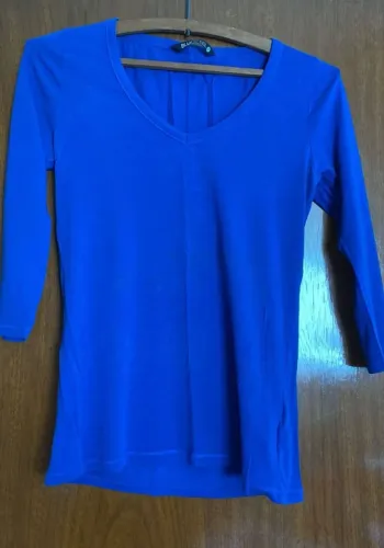 blusa azul manga longa