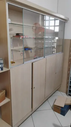 Armário Vitrine Expositor MDF e Vidro (1,70 x 1,70m)