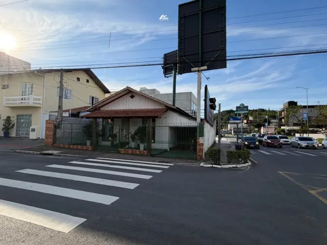 Terreno a venda com 297m² no bairro Nações em Balneário Camboriú.