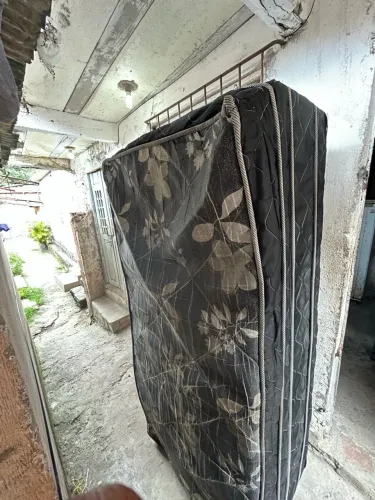 Vendo cama box de solteiro 