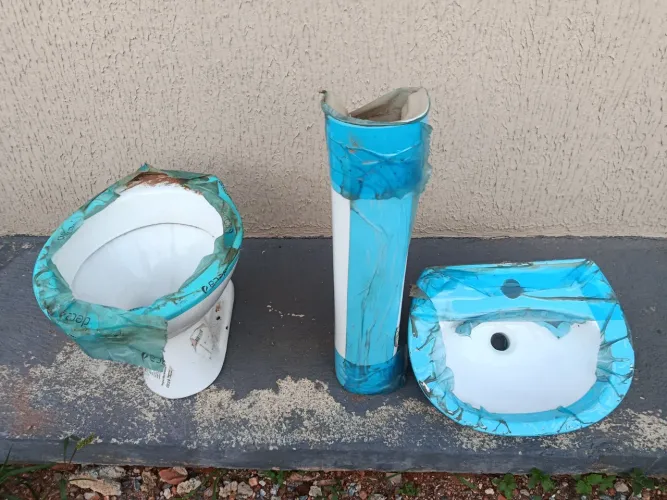 Vendo vaso sanitário e pia novo valor 150 reais pra vim busca interessado chama whatsapp