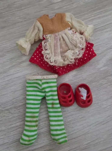 Kit roupa, meia e sapato boneca coleção moranguinho 
