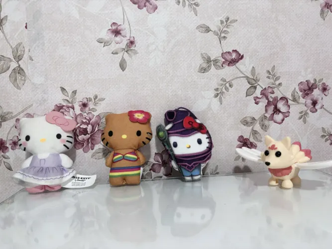 LOTE brinquedos mc donalds hello kitty e adopt me