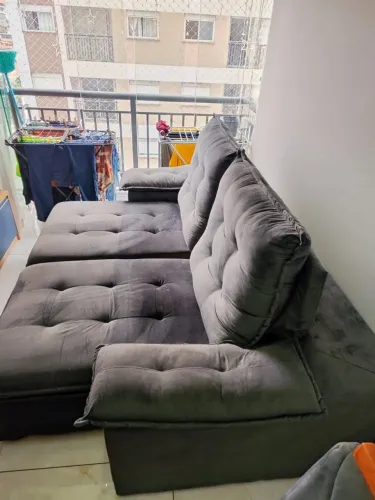 Sofá 2 Lugares Cor cinza. Confortável com molas