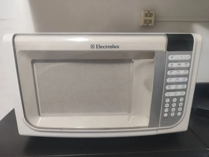 Microondas Branco modelo Meg 41 127 v
