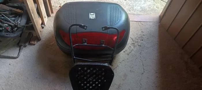 Baú de fan 160 com suporte ,chave reserva , 45 litros cabe dois capacetes