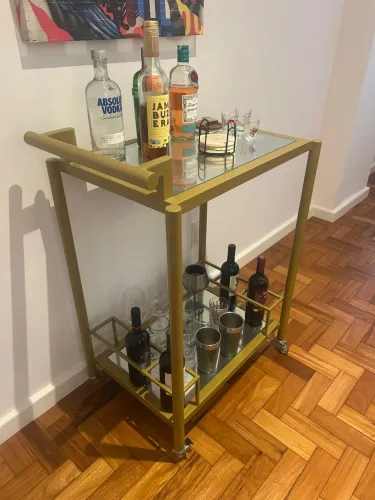 Bar metalico espelhado dourado. Com rodinhas