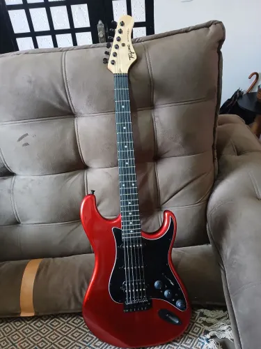 Vendo guitarra tagima Stratos sixmart e mais caixa amplificada Sheldon.