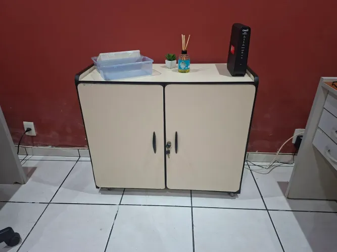 Armário de escritório usado em excelente estado de uso