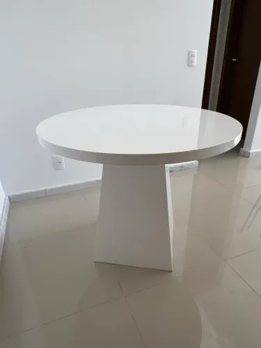 Mesa de Jantar Redonda em Laca Branca - Design Moderno