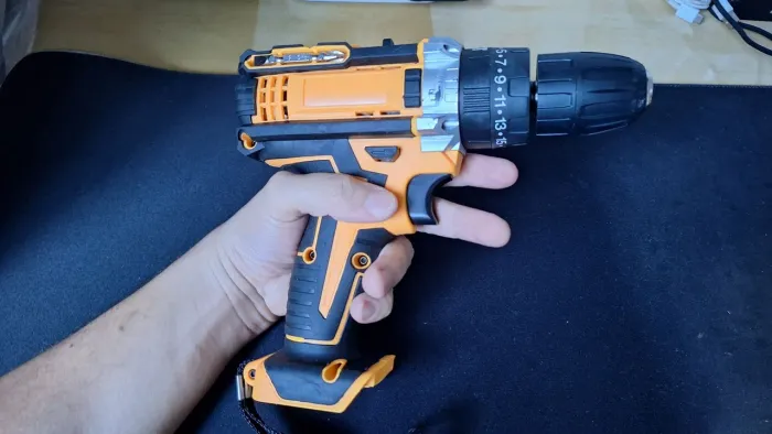Furadeira Parafusadeira Sem Fio com 2 Baterias Mais Maleta e PEÇAS COMPLETA  (ÚLTIMO)