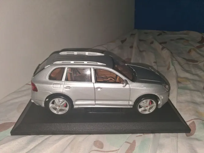 Miniatura Porshe Cayenne em bom estado vai na caixa da maisto escala 1:18