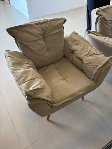 Poltronas estofadas cor marrom, tenho 8 unidades, valor unitario