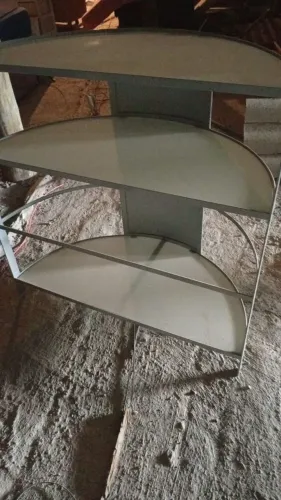 Prateleiras de vitrine em bom estado.