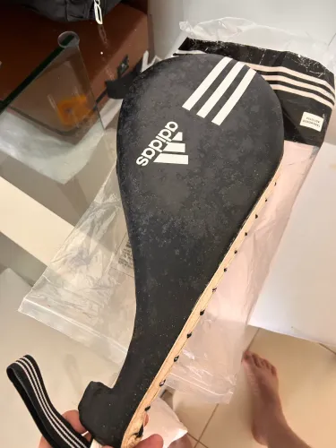 Aparador de chute adidas 