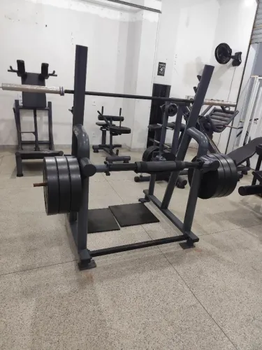 Aparelhos de musculação e Cross
