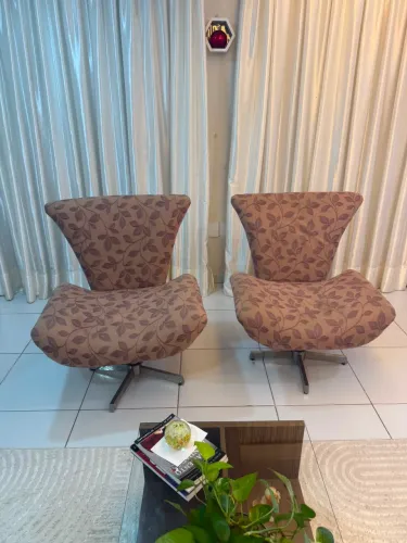 PAR DE POLTRONAS GIRATÓRIAS ESTOFADAS