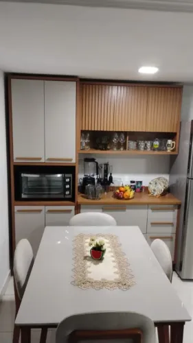 Cozinha completa armário com mesa