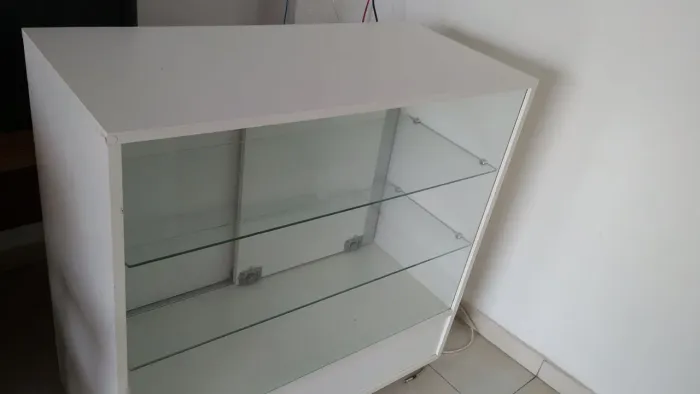 Balcão vitrine com vidros e portas traseira