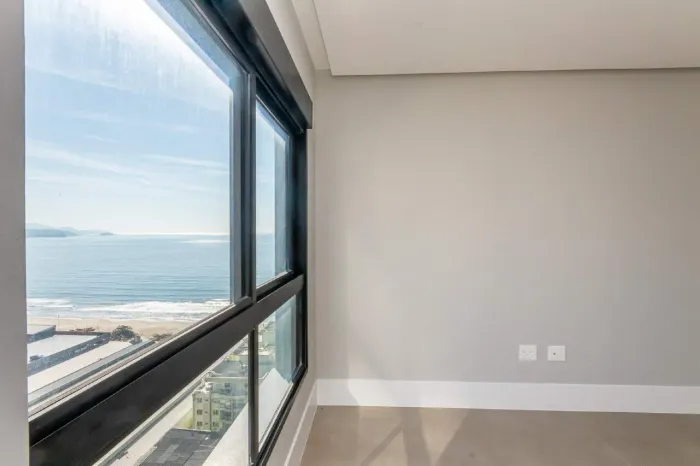 Apartamento 200m² com 4 suítes e vista mar no Grand Hill na Meia Praia em Itapema