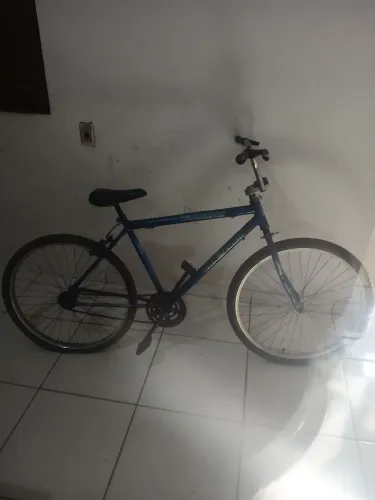 Bicicleta com pneu traseiro furado e sem os freios usada boa pra andar na praça.