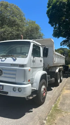 Caminhão Vw 26260 2012 6x4 caçamba