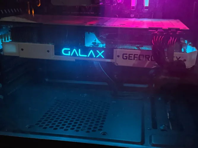 Placa de Vídeo Galax RTX 2060 Branca RGB 6GB - Excelente Estado