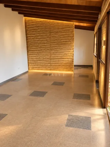 Sala comercial de 741 m² para alugar na Avenida Tiradentes, Londrina/PR.