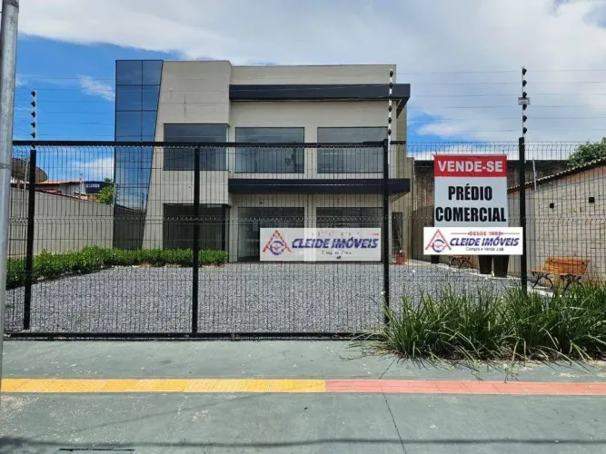 Prédio comercial no CPA I, em frente ao Comper