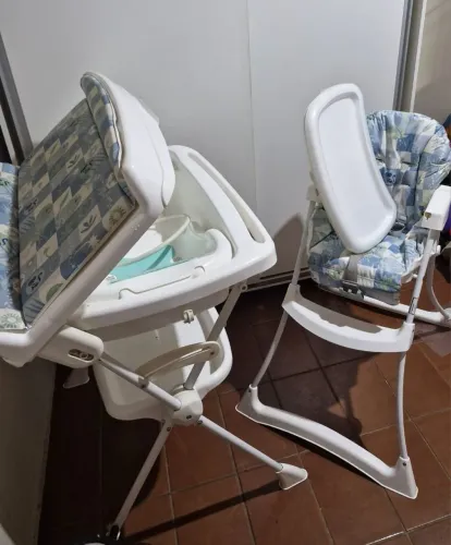 Banheira com trocador e cadeira alimentação.