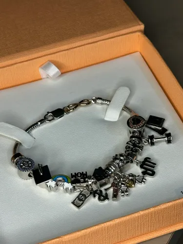 Pulseira vivara, com 14 berloques